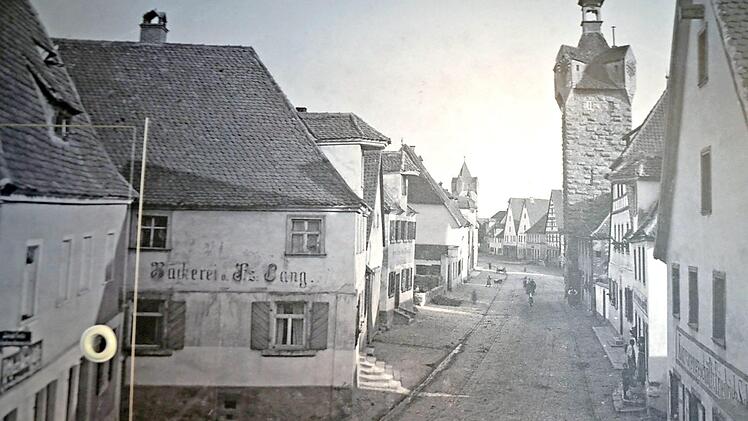 Ein historisches Bild aus der Hauptstraße schmückt die Wand.