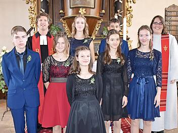 Die Konfirmanden vor dem Altar der St.-Nikolaus-Kirche zusammen mit Pfarrer Daniel Steffen Schwarz (hinten links) und Regionaljugendreferentin Judith Bär (hinten rechts)  Foto: Thomas Micheel