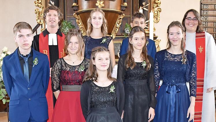 Die Konfirmanden vor dem Altar der St.-Nikolaus-Kirche zusammen mit Pfarrer Daniel Steffen Schwarz (hinten links) und Regionaljugendreferentin Judith Bär (hinten rechts)  Foto: Thomas Micheel