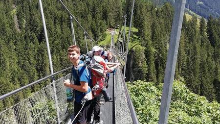 &Uuml;ber die 100 Meter hohe und 200 Meter lange Seilh&auml;ngebr&uuml;cke ging es nach Bach. Foto:  Bernhard D&uuml;nisch