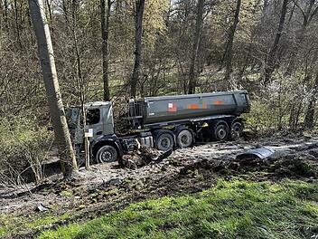 Muldenkipper durchbricht Leitplanke und kippt B&ouml;schung hinunter