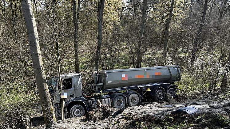 Muldenkipper durchbricht Leitplanke und kippt B&ouml;schung hinunter