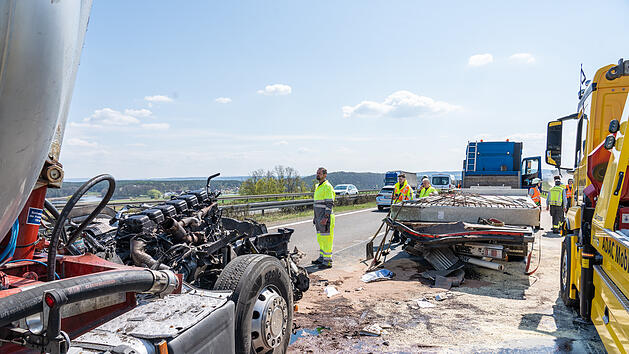 Vier Laster krachen auf A3 ineinander: F&uuml;hrerhaus weggerissen