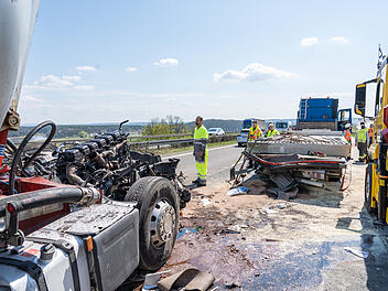 Vier Laster krachen auf A3 ineinander: Führerhaus weggerissen