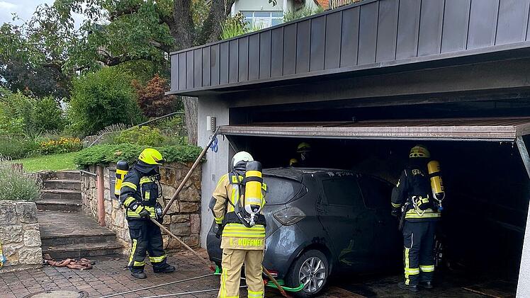 Leinach bei Würzburg: E-Auto geht in Flammen auf - 35.000 Euro Sachschaden