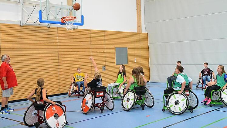 Landesfachwart G&uuml;nther Vogel war f&uuml;r die &Uuml;bungen zust&auml;ndig, die in einem Basketballspiel &bdquo;F&uuml;nf gegen f&uuml;nf&ldquo; endeten.