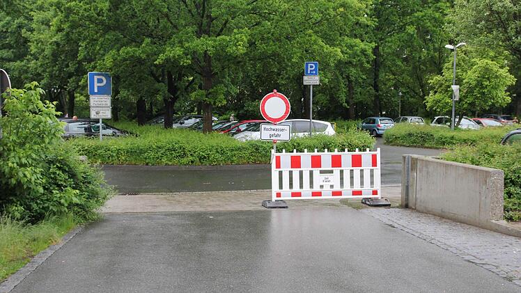 Die Stadt hat den Parkplatz vorsorglich gesperrt.