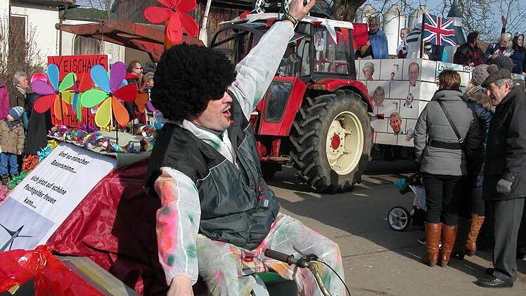 Ausnahmezustand in Weischau: Der einst "kleinste Faschingsumzug" der Welt hat sich längst zu einer echten Konkurrenz für den Coburger Gaudiwurm entwickelt. Foto: Klaus Olezner