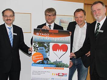 Sie wollen mit dem Auftritt von Finanz- und Heimatminister Markus Söder in Kulmbach für ein Stadtgespräch sorgen: (von links) Vorstand Stephan Ringwald von der Kulmbach Bank, TVO-Geschäftsführer Norbert Kießling und Redaktionsleiter Frank Ebert, Vorstand Dieter Bordihn von der Kulmbacher Bank.  Foto: Jürgen Gärtner