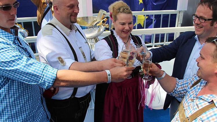 Hochzeit auf der Bergkerwa: Christian Stenz und Daniela Doppel aus Erlangen heirateten auf der Bergkirchweih 2015 Foto: Christian Bauriedel