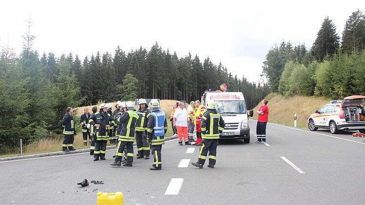 Einsatzkräfte an der Unfallstelle  Foto: Friedwald Schedel