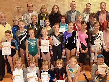 Die Sportabzeichen beim TSV Stockheim in der Schulturnhalle überreichten Vorsitzender Rainer Kraus (links) sowie Sportabzeichen-Organisator Hilmar Welscher (rechts). Foto: Gerd Fleischmann
