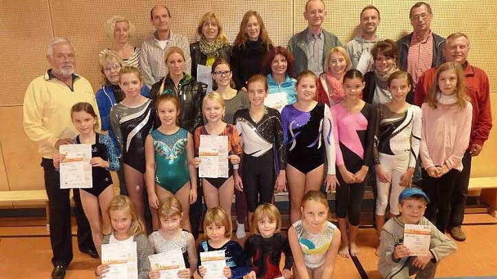 Die Sportabzeichen beim TSV Stockheim in der Schulturnhalle überreichten Vorsitzender Rainer Kraus (links) sowie Sportabzeichen-Organisator Hilmar Welscher (rechts). Foto: Gerd Fleischmann