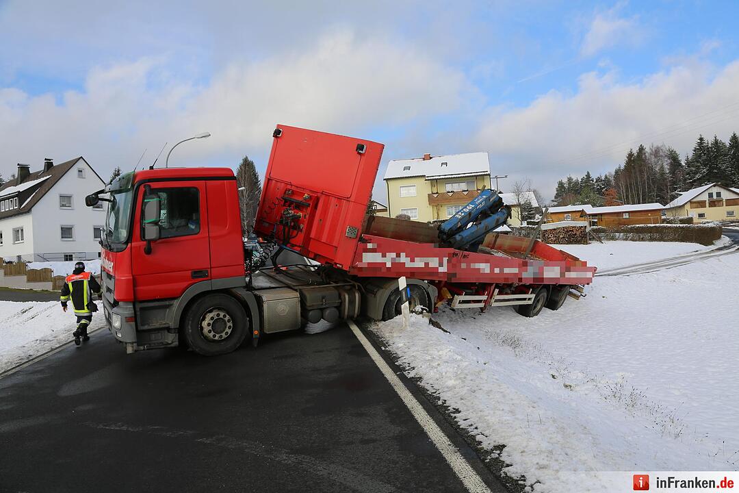 Lkw rutscht in Böschung