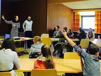 Gespräch mit der Jugend: Antje Rink vom Regionalmanagement des Landkreises und Gemeindejugendpfleger Boris Höttinger Foto: Sebastian Schmitt