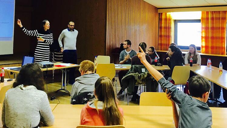 Gespräch mit der Jugend: Antje Rink vom Regionalmanagement des Landkreises und Gemeindejugendpfleger Boris Höttinger Foto: Sebastian Schmitt