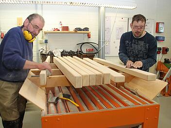 275 Beschäftigte zählt die Werkstatt für behinderte Menschen in Himmelkron. Eddy Grimm (links) und Stefan Förster arbeiten in der Schreinerei. Fotos: Alexander Hartmann