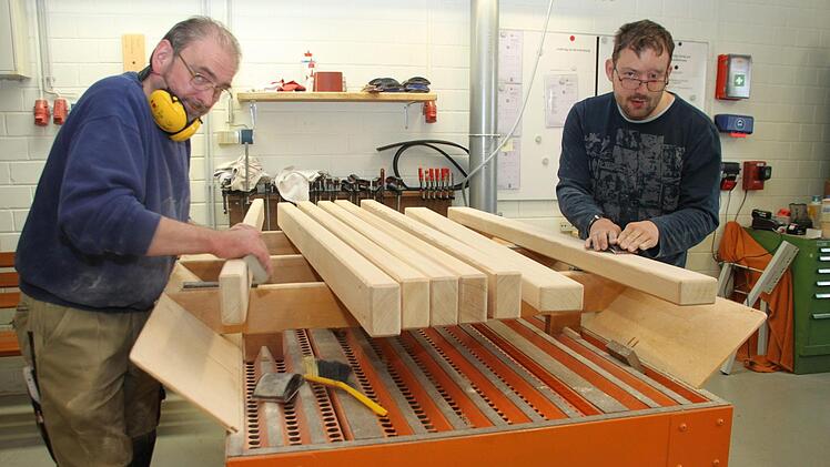 275 Beschäftigte zählt die Werkstatt für behinderte Menschen in Himmelkron. Eddy Grimm (links) und Stefan Förster arbeiten in der Schreinerei. Fotos: Alexander Hartmann