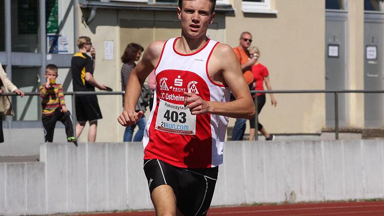 Rhys Daniel Bishop vom SC Ostheim gewann in guten 4:04 Minuten die 1500 Meter der Männer.