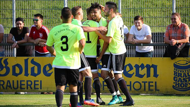 1:0 für Ebersdorf nach nur drei Minuten. Civelek traf und lässt sich von seinen Mitspielern feiert.