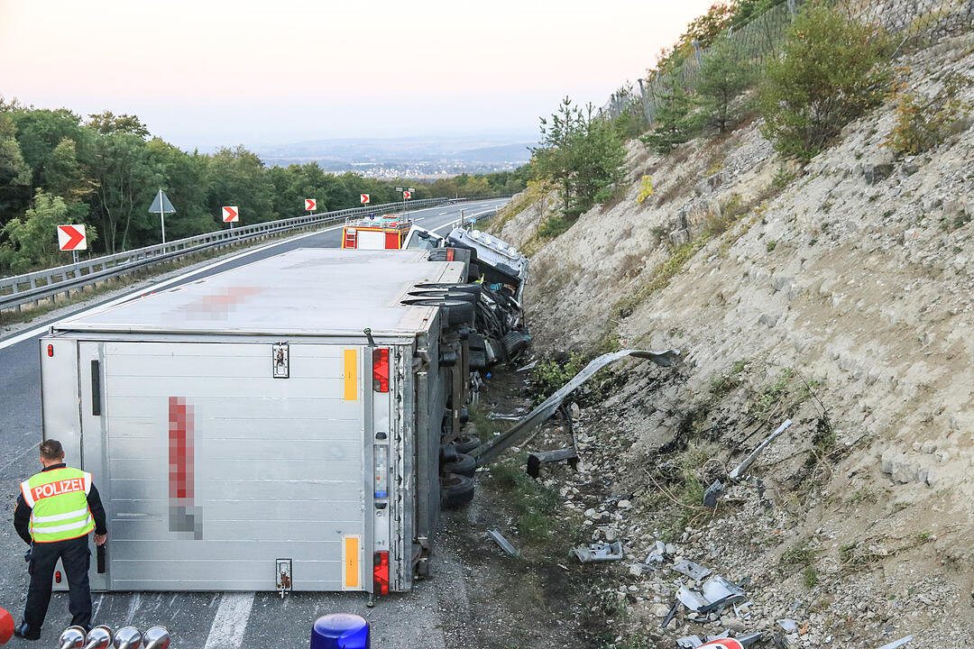 Gegen Felswand gekracht und aus Fahrzeug geschleudert