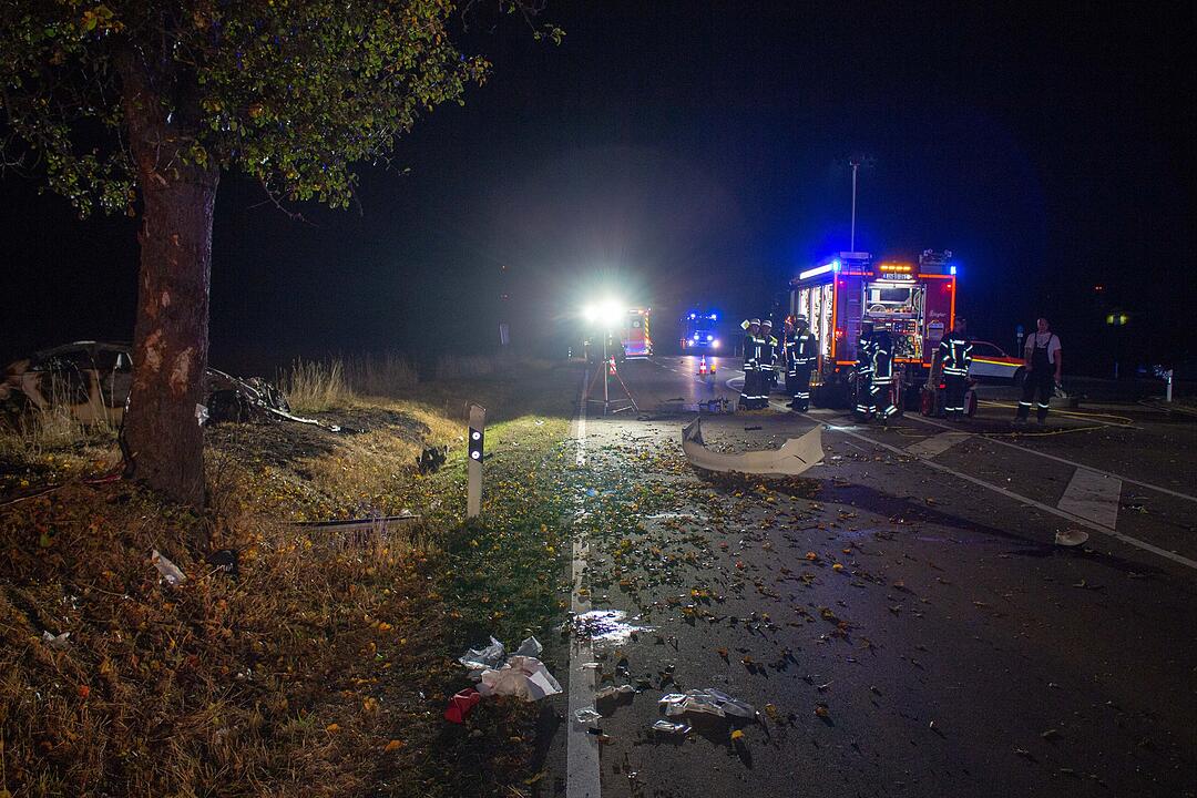 Tödlicher Unfall im Kreis Ansbach: Junge Autofahrerin prallt gegen Baum und stirbt - Auto geht in Flammen auf