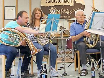 Abstimmung unter Tenorhörnern - bei der letzten Probe vor dem Konzert ging es noch einmal um jedes Detail. Fotos: Klaus Klaschka
