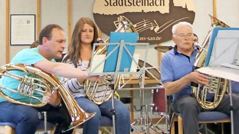 Abstimmung unter Tenorhörnern - bei der letzten Probe vor dem Konzert ging es noch einmal um jedes Detail. Fotos: Klaus Klaschka