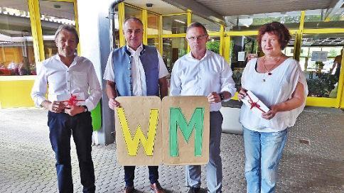 Die Mittelschule Altenkunstadtverabschiedete die Lehrer Mira Weidner (r.) und Wolfgang Maiser (l.) in den Ruhestand. Für ihren Dienst an den Kindern bedankten sich Rektor Manfred Heinbuch (Zweiter von rechts) und Bürgermeister Robert Hümmer (Zweiter v. l.). Foto: Bernd Kleinert