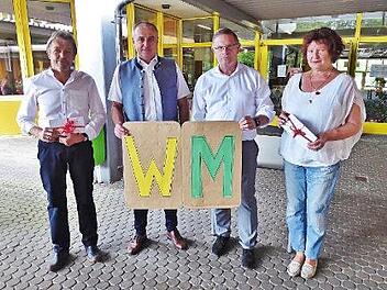 Die Mittelschule Altenkunstadtverabschiedete die Lehrer Mira Weidner (r.) und Wolfgang Maiser (l.) in den Ruhestand. F&uuml;r ihren Dienst an den Kindern bedankten sich Rektor Manfred Heinbuch (Zweiter von rechts) und B&uuml;rgermeister Robert H&uuml;mmer (Zweiter v. l.). Foto: Bernd Kleinert