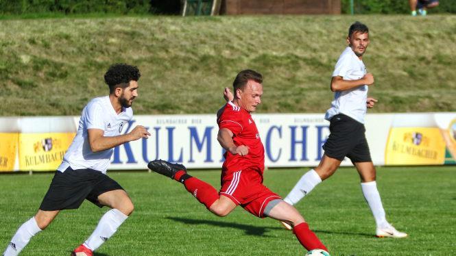 Der Nullachter Christian Ohnemüller zieht ab,  Özgür Atik kommt zu spät.  Foto: Monika Limmer