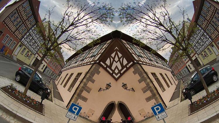 Der Marktplatz vor dem Rathaus verändert durch Bearbeitung am Computer  seinen Charakter. Foto: Dieter Britz