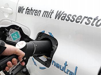 Ein E-Auto mit Brennstoffzelle wird mit Wasserstoff betankt.