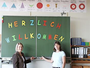 Herzlich willkommen: Renate Molzberger (links) und Sandra Frischke zeigen eines der neu hergerichteten Klassenzimmer für die Grundstufe der Montessorischule Rhön-Saale, die mit Schuljahresbeginn ihre Pforten im alten BBZ öffnet.