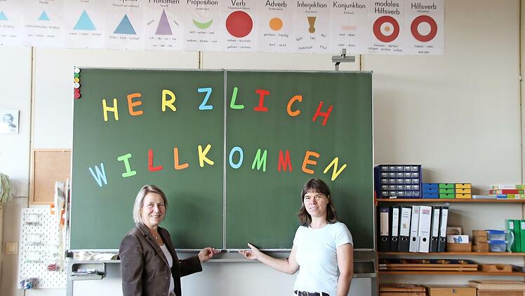 Herzlich willkommen: Renate Molzberger (links) und Sandra Frischke zeigen eines der neu hergerichteten Klassenzimmer für die Grundstufe der Montessorischule Rhön-Saale, die mit Schuljahresbeginn ihre Pforten im alten BBZ öffnet.