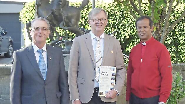 Bei der Ehrung f&uuml;r 50 Jahre Mitgliedschaft (v.&nbsp;l.): Vorsitzender Hans Wei&szlig;, Jubilar Franz Vasold und Geistlicher Beirat Pfarrer Mariadas Kalluri
