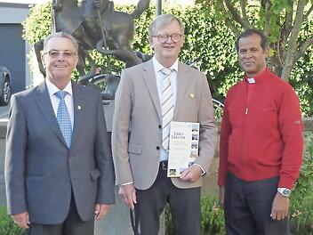 Bei der Ehrung für 50 Jahre Mitgliedschaft (v. l.): Vorsitzender Hans Weiß, Jubilar Franz Vasold und Geistlicher Beirat Pfarrer Mariadas Kalluri