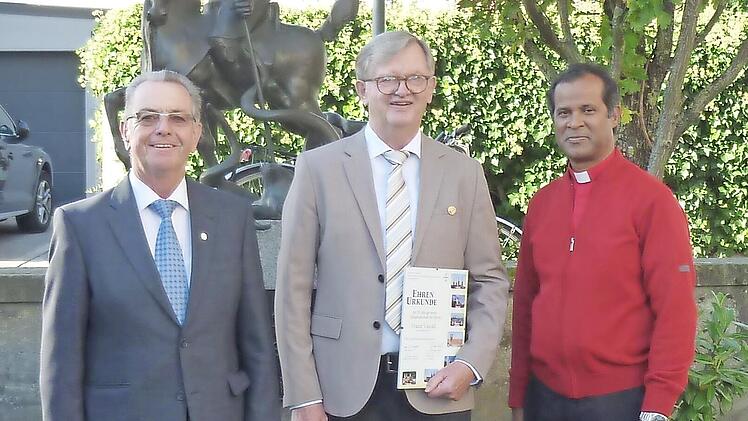 Bei der Ehrung für 50 Jahre Mitgliedschaft (v. l.): Vorsitzender Hans Weiß, Jubilar Franz Vasold und Geistlicher Beirat Pfarrer Mariadas Kalluri