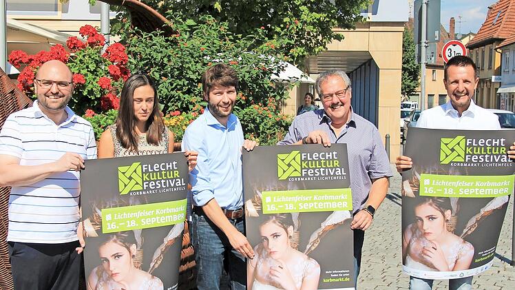 Sebastian M&uuml;ller (von links), die Korbstadtk&ouml;nigin Alicia I., Steffen Hofmann, Manfred Rauh und B&uuml;rgermeister Andreas H&uuml;gerich freuen sich auf ein tolles Festival.