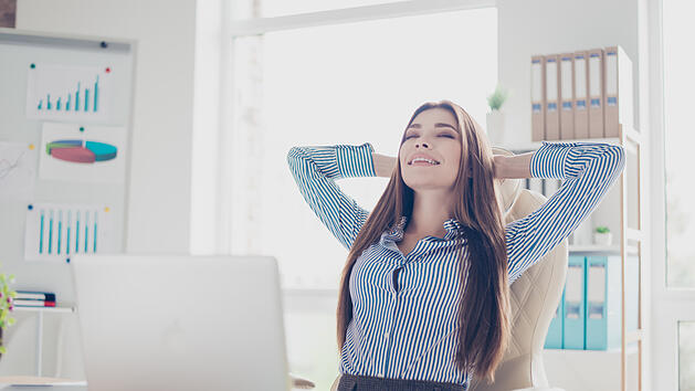 Ein entspanntes Wiedereinfinden in den Arbeitsalltag nach dem Urlaub kann mit ein paar simplen Tipps gelingen.