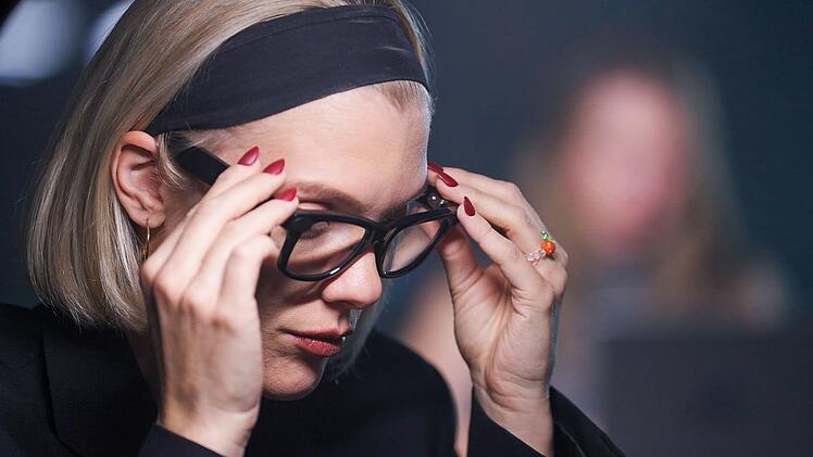 Journalistin Lisa H&uuml;ttl testet die sogenannten Smart Glasses.