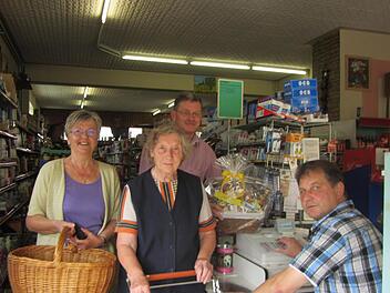 Auch in Zukunft wollen die Litzendorfer nicht auf ihren Nahversorger verzichten. Bürgermeister Wolfgang Möhrlein verschenkt gerne bei Jubiläen und feierlichen Anlässen den "Ellertalkorb", der von "Lebensmittel Groh" zusammengestellt wird. Foto: privat