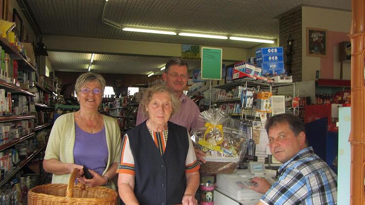 Auch in Zukunft wollen die Litzendorfer nicht auf ihren Nahversorger verzichten. Bürgermeister Wolfgang Möhrlein verschenkt gerne bei Jubiläen und feierlichen Anlässen den "Ellertalkorb", der von "Lebensmittel Groh" zusammengestellt wird. Foto: privat