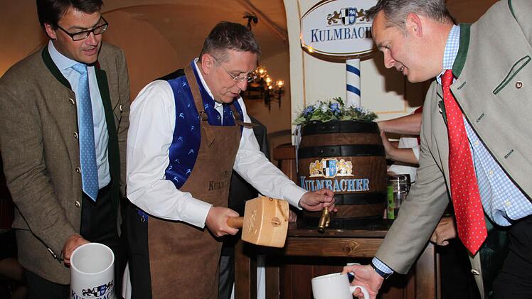 Oberbürgermeister Henry Schramm (Mitte) zapft das erste Fass mit Festbier an. Die Kostproben bekommen zunächst die Chefs der Kulmbacher Brauerei, Vorstandssprecher Markus Stodden (rechts) und Technikvorstand Jörg Lehmann. Foto: Alexander Müller
