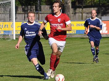 Zu den auffälligsten Spielern beim FC Kronach gehört auch in dieser Saison Lukas Kraus (am Ball), der im Duell gegen den TSV Ludwigsstadt eines seiner bisher zehn Tore erzielte. Foto: Herbert Kalb