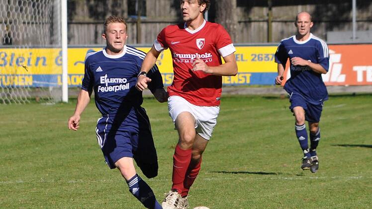 Zu den auffälligsten Spielern beim FC Kronach gehört auch in dieser Saison Lukas Kraus (am Ball), der im Duell gegen den TSV Ludwigsstadt eines seiner bisher zehn Tore erzielte. Foto: Herbert Kalb