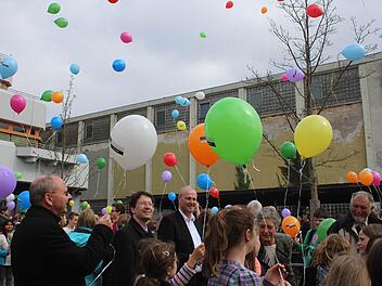 Unter die Schüler mischten sich neben Lehrern auch Manfred Bachmayer (Mitte) und Bürgermeister Gerald Brehm. Foto: Maria Leicht