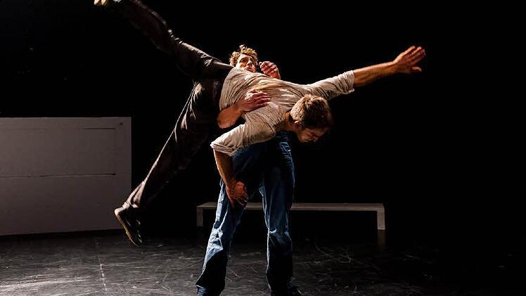 Vordemtheater: Eine artistisch-poetische Performance nach Georg Büchners "Leonce und Lena": Das 2005 von Lukas Aue und der Regisseurin Daniela Aue gegründete Ensemble orientiert sich am experimentellen Bewegungstheater. Das Ziel ist ein neuer Blick auf bekannte Texte.