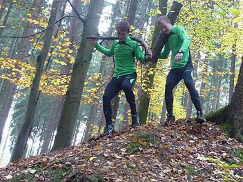 Das Training wurde von den beiden Sportlern in unebenes Gelände verlegt und mit Kraftübungen kombiniert. So können sie sich bestmöglich auf den Lauf vorbereiten. Fotos: Norman Reichert