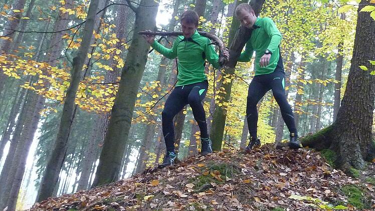 Das Training wurde von den beiden Sportlern in unebenes Gelände verlegt und mit Kraftübungen kombiniert. So können sie sich bestmöglich auf den Lauf vorbereiten. Fotos: Norman Reichert